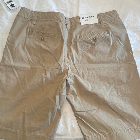 Gap Low Rise Relaxed Fit Bermuda Shorts - Picture 2 of 4